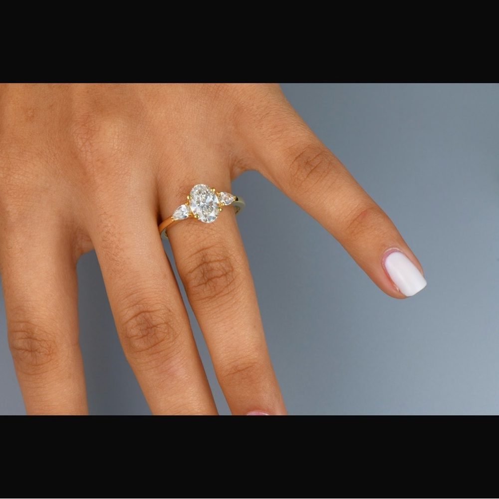 Elegant Gold Diamond Ring - Picture 2 of 3